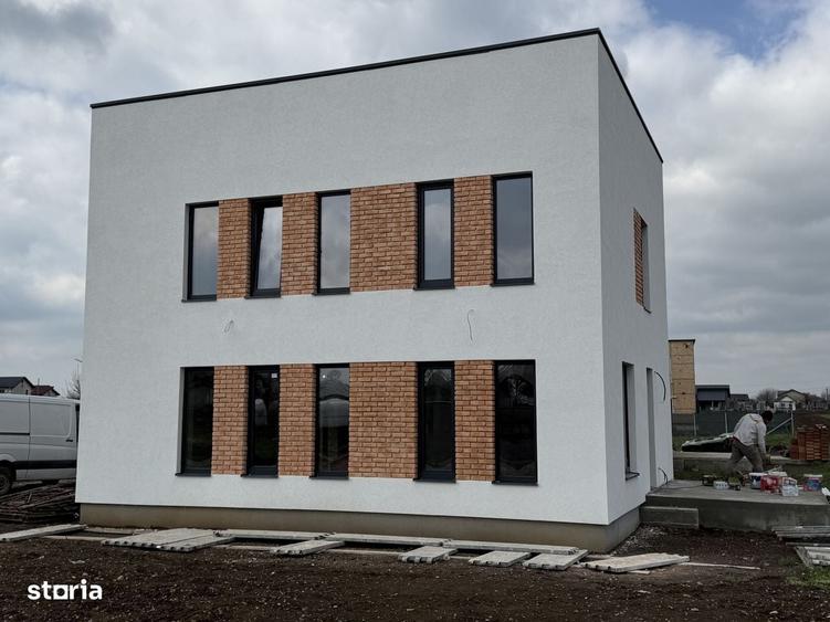 Casă cu 4 camere cu Teren 300 Mp în Central