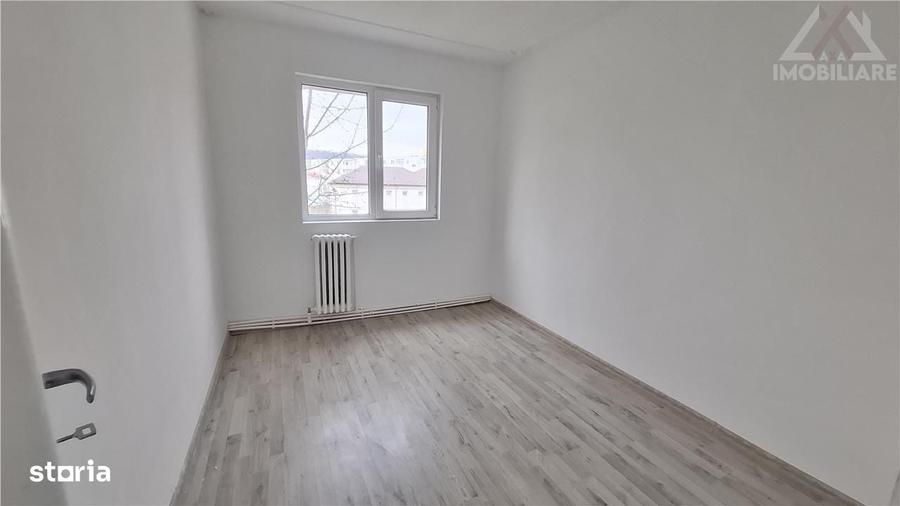 Apartament cu 3 camere semidecomandat în Alexandru cel Bun