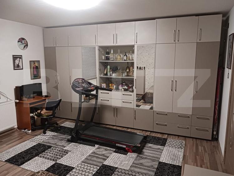 Apartament cu 3 camere semidecomandat, mobilat în Traian