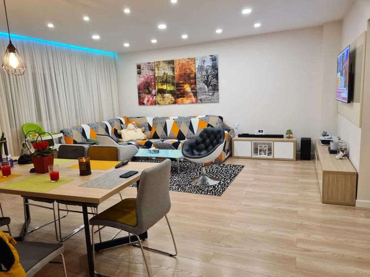 Apartament cu 3 camere decomandat în Piața