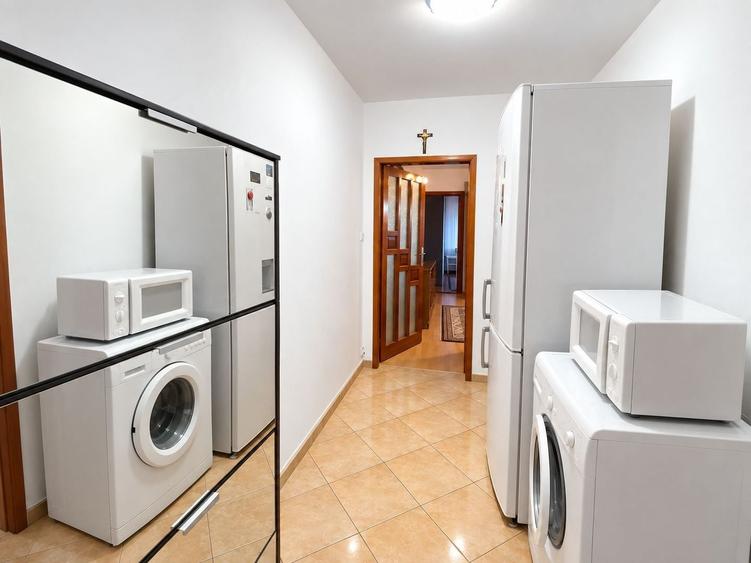 Apartament cu 3 camere semidecomandat, mobilat în Blașcovici