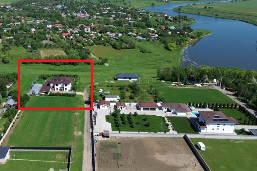 Casă individuală cu 5 camere cu Teren 2000 Mp în Central