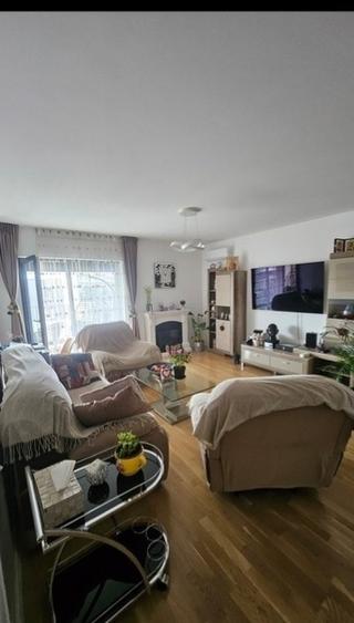 Apartament cu 3 camere decomandat, mobilat în P-ța Victoriei
