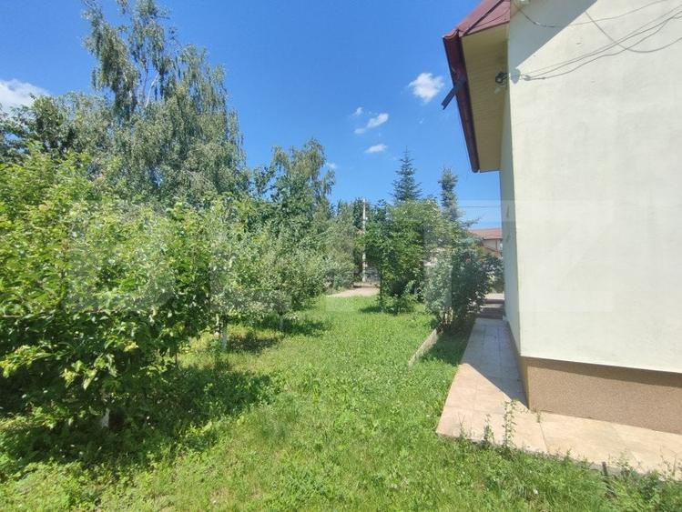 Casă individuală cu 8 camere cu Canalizare în Cătămărești-Deal