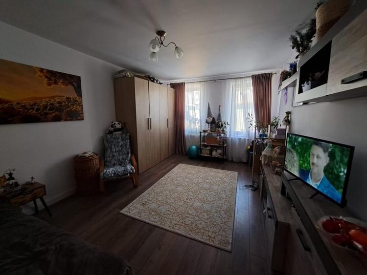Casă individuală cu 8 camere cu Canalizare în Central
