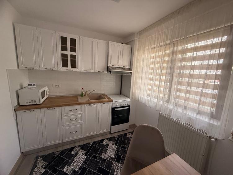 Apartament cu 2 camere semidecomandat, mobilat în Central