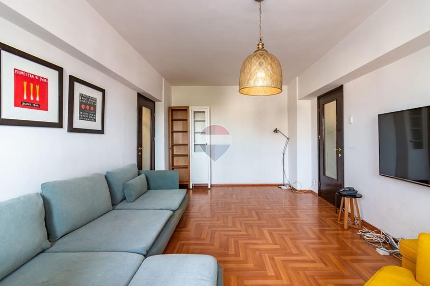 Apartament cu 3 camere semidecomandat, mobilat în Drumul Sării