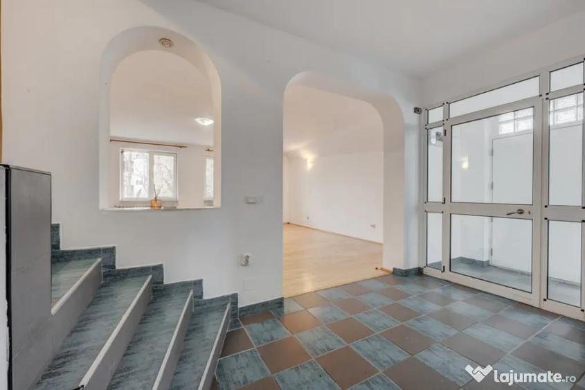 Casă cu 7 camere cu Teren 300 Mp în Uverturii