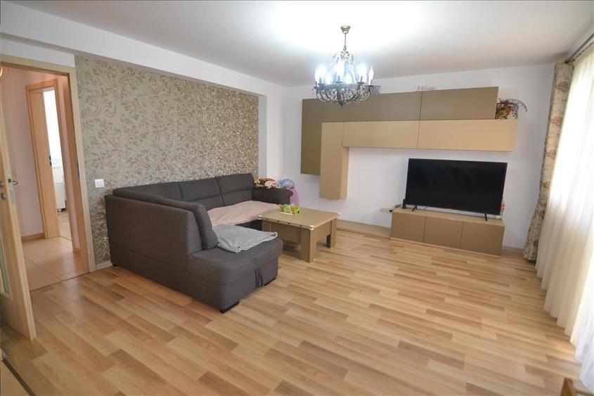 Apartament cu 3 camere decomandat în Tractorul