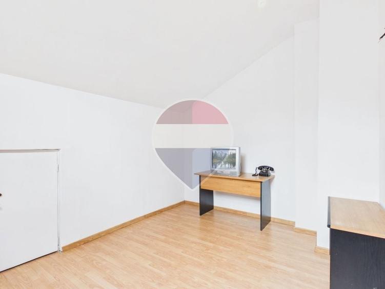 Apartament cu 4 camere semidecomandat în Domenii