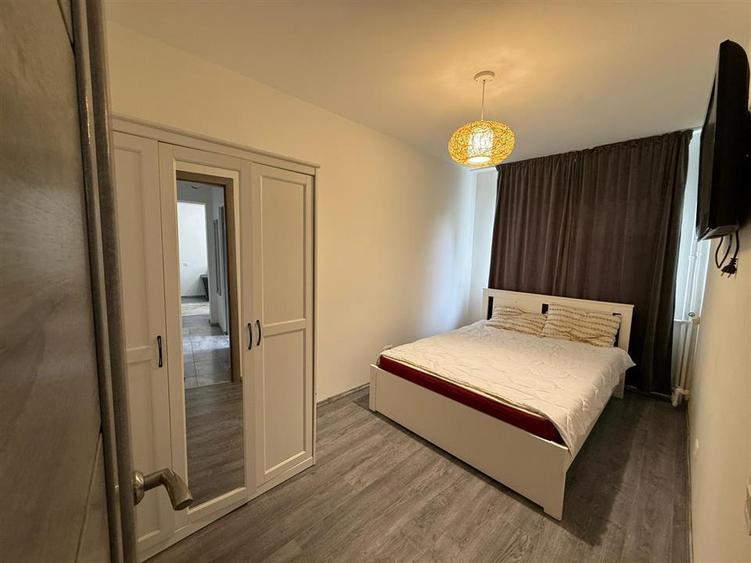 Apartament cu 3 camere semidecomandat în Podu Roș
