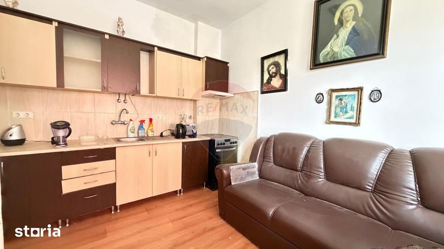 Casă cu 5 camere cu Teren 250 Mp în Exterior Sud