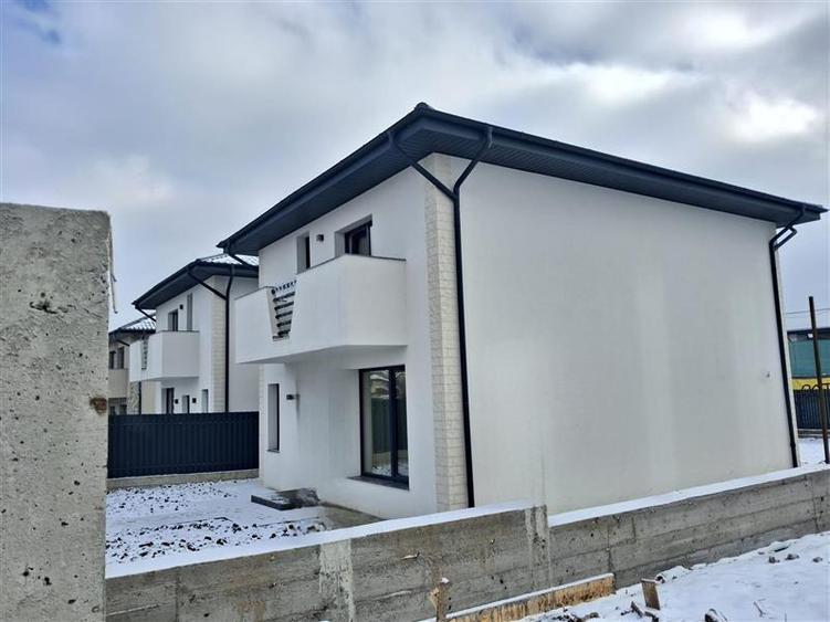 Duplex cu 4 camere cu Canalizare în Aeroport