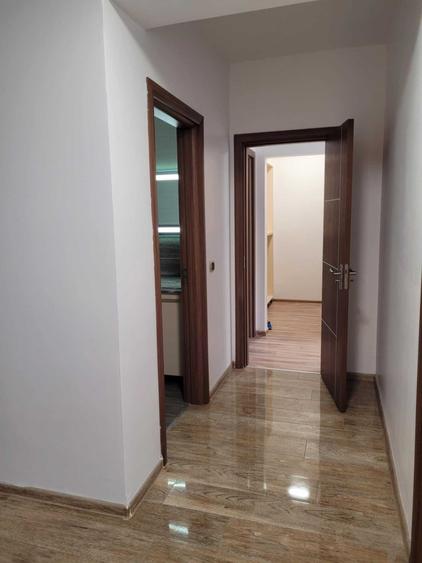 Apartament cu 3 camere decomandat în Tractorul