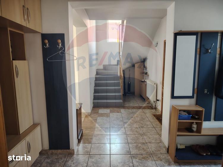 Casă cu 8 camere cu Teren 800 Mp în Central