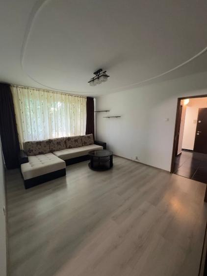 Apartament cu 3 camere semidecomandat, mobilat în Drumul Taberei