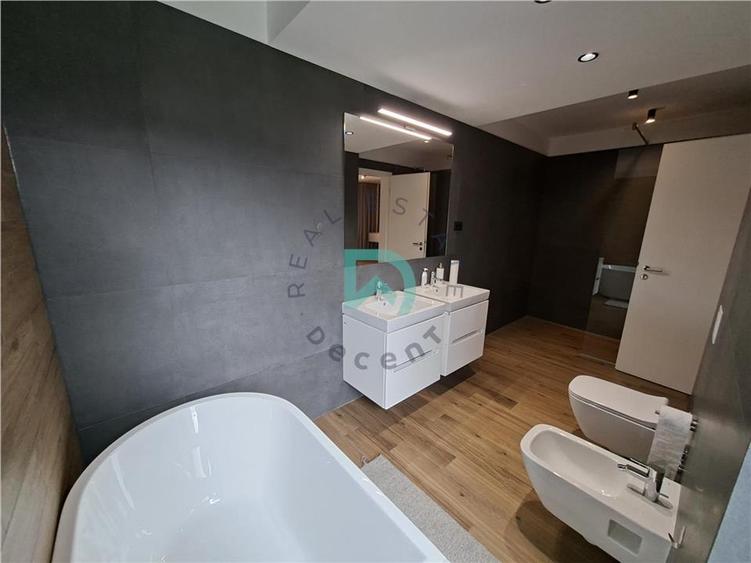 Apartament cu 4 camere decomandat în Drumul Poienii