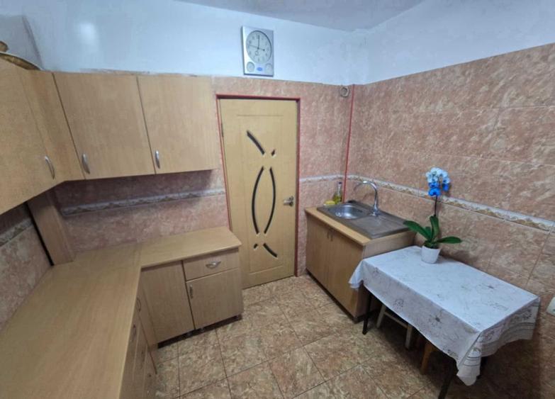 Apartament cu 3 camere semidecomandat în Giulești
