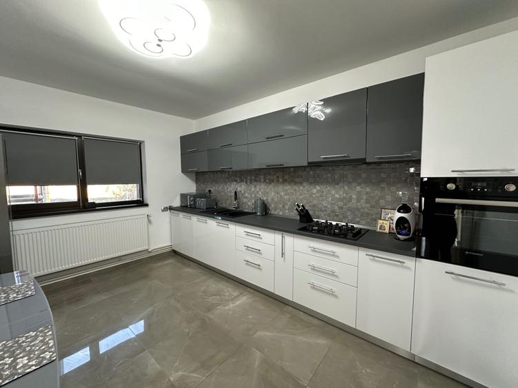 Casă cu 4 camere cu Teren 2000 Mp în Central