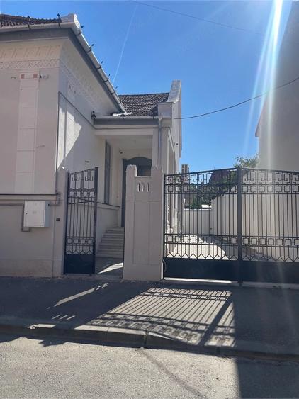 Casă cu 7 camere cu Teren 892 Mp în Central
