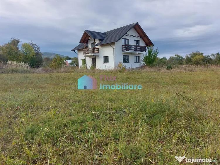 Casă cu 4 camere cu Teren 8450 Mp în Central