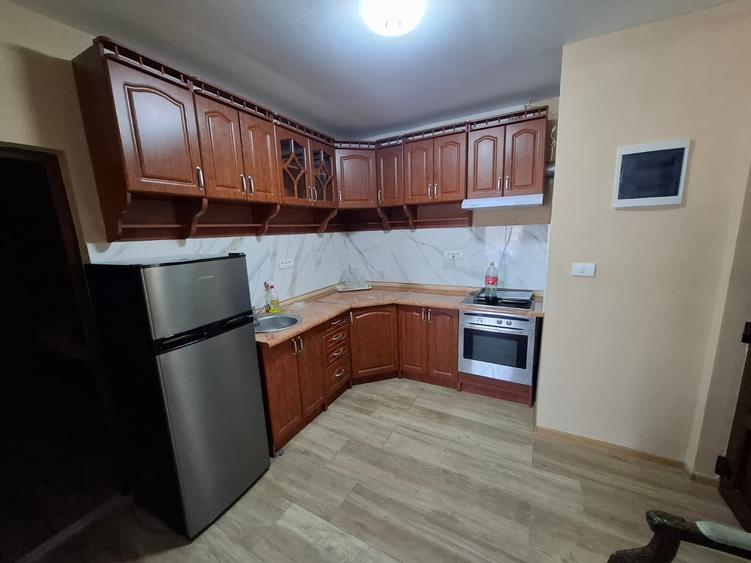 Apartament cu 3 camere semidecomandat în Pârneava