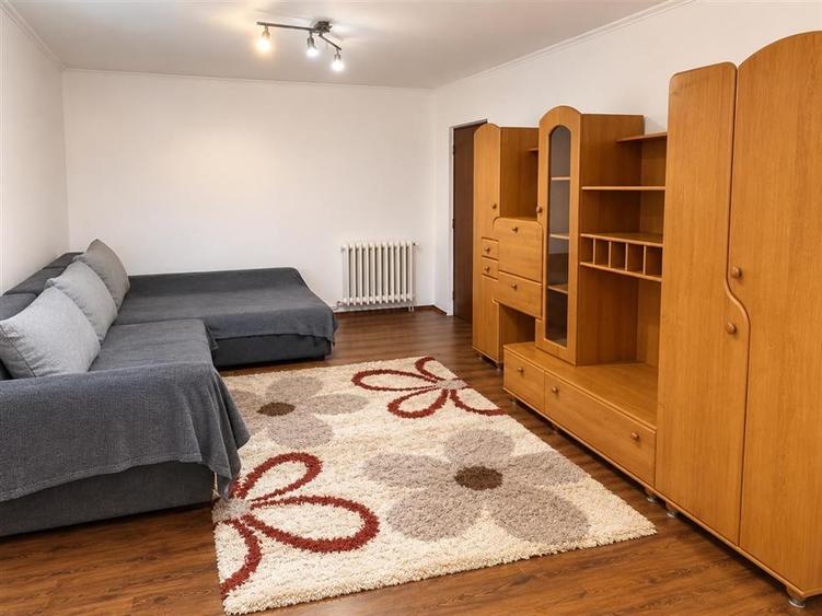 Apartament cu 3 camere decomandat, mobilat în Vasile Aaron