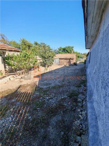 Casă individuală cu 2 camere cu Teren 1686 Mp în Maxenu