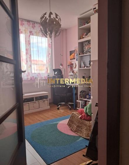 Apartament cu 3 camere decomandat, mobilat în Central