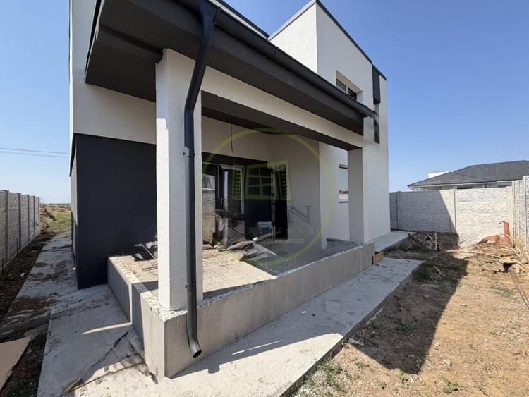 Casă individuală cu 4 camere cu Canalizare în Malu Mare