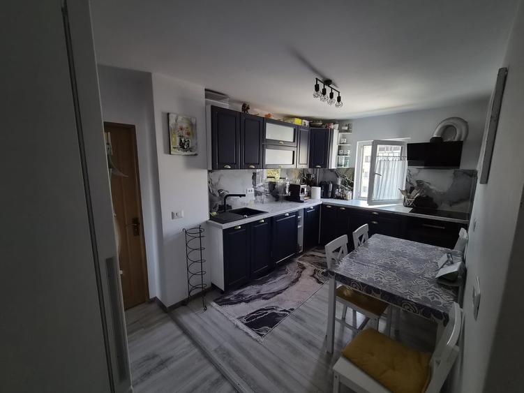 Apartament cu 3 camere semidecomandat în Central