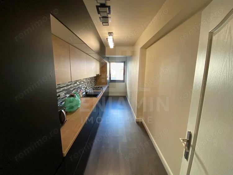 Apartament cu 3 camere semidecomandat în Central