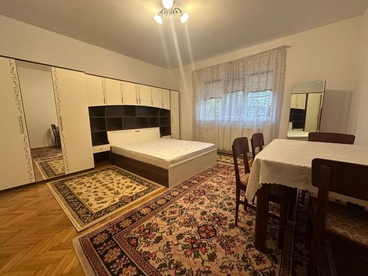 Apartament cu 3 camere, mobilat în Florilor