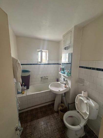 Apartament cu 3 camere decomandat, mobilat în Rovine