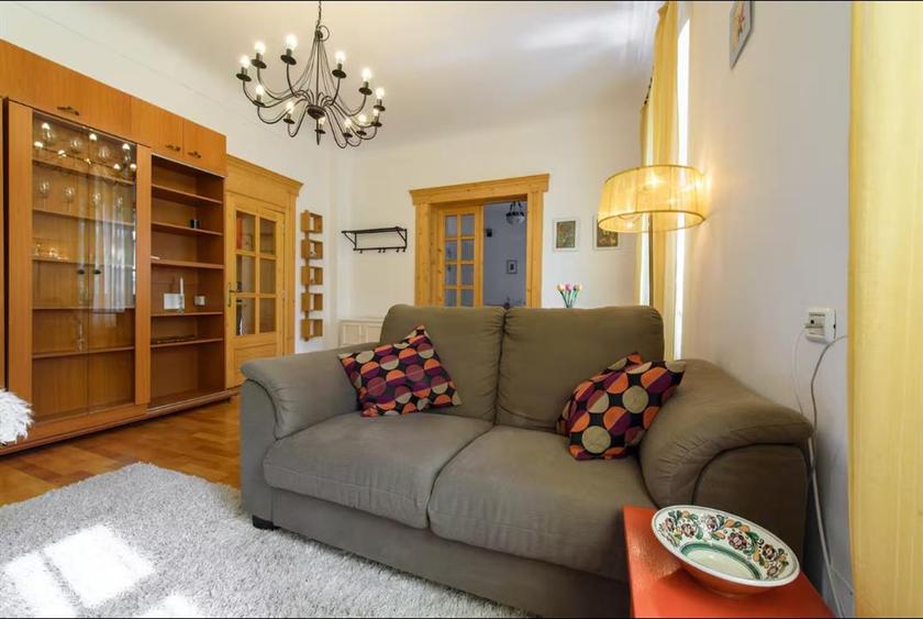 Apartament cu 2 camere semidecomandat, mobilat în Centrul Istoric