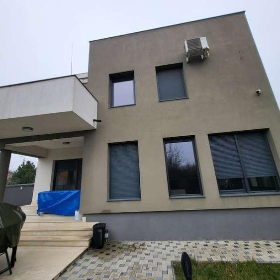 Casă individuală cu 6 camere cu Canalizare în Central