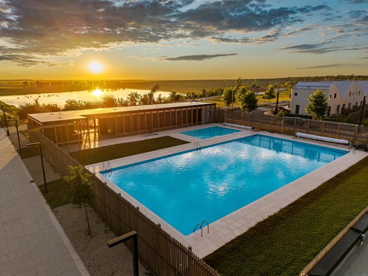 Casă cu 4 camere cu Piscina în Est