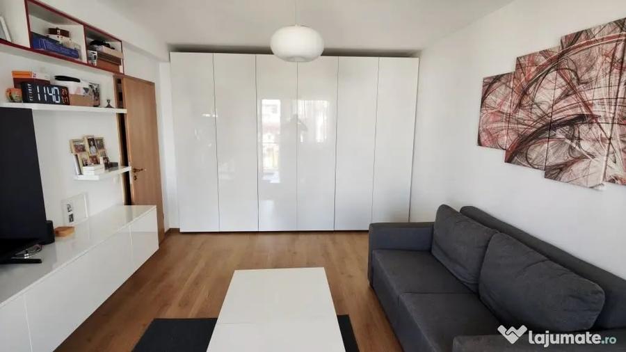 Apartament cu 2 camere decomandat în Tractorul