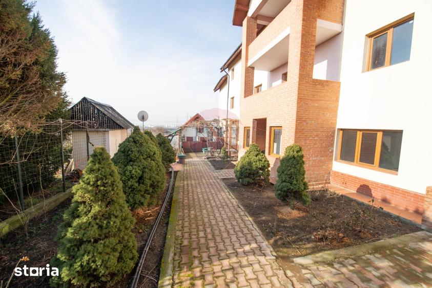 Casă cu 8 camere cu Teren 1395 Mp în Glina