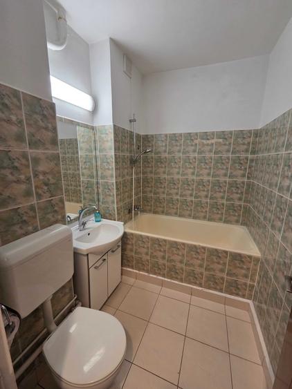 Apartament cu 3 camere semidecomandat în Nord