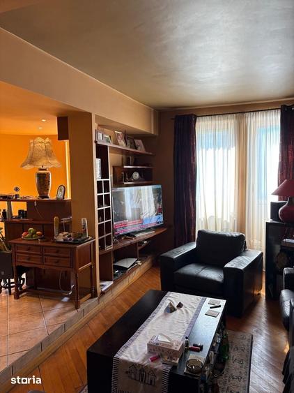Casă cu 6 camere cu Teren 390 Mp în Tei