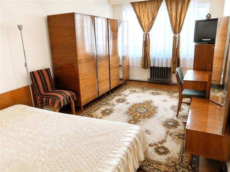 Apartament cu 4 camere decomandat, mobilat în Republicii