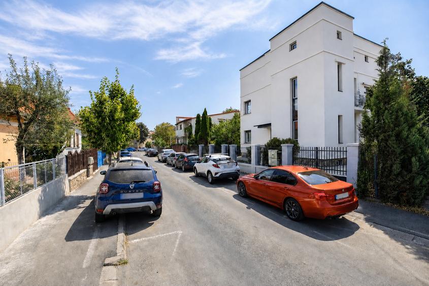 Casă individuală cu 12 camere cu Canalizare în Calea Dumbrăvii