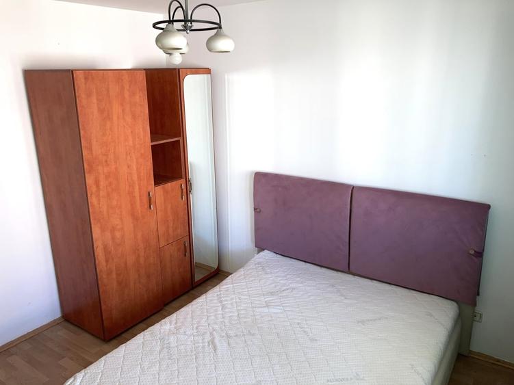 Apartament cu 3 camere semidecomandat în Mihai Bravu