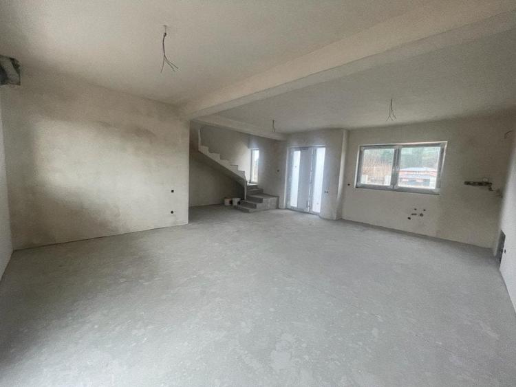 Casă individuală cu 4 camere cu Garaj în Luna de Sus
