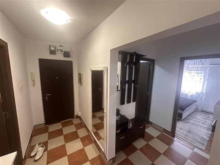 Apartament cu 3 camere decomandat, mobilat în Dâmbovița