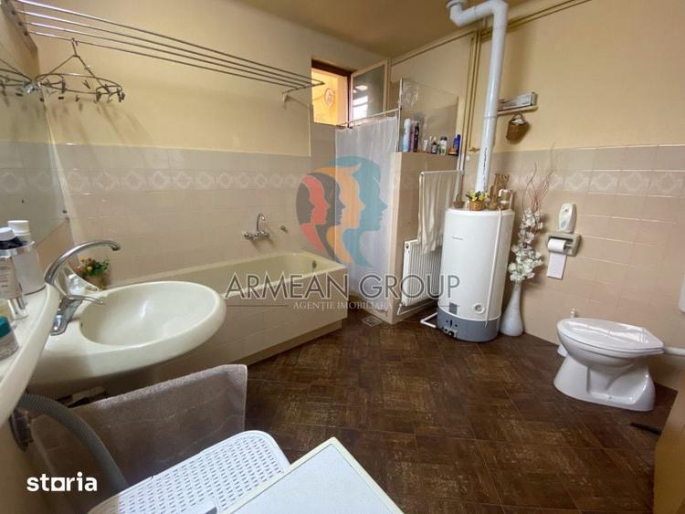 Casă cu 8 camere decomandat cu Teren 660 Mp în Central