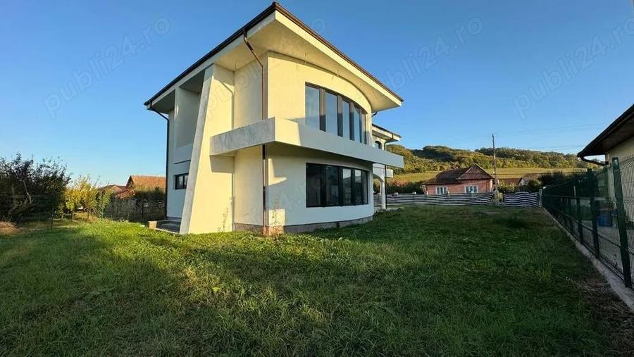 Casă cu 4 camere cu Teren 700 Mp în Central