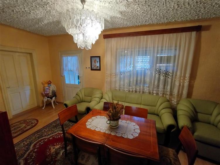 Casă individuală cu 7 camere cu Canalizare în Vest