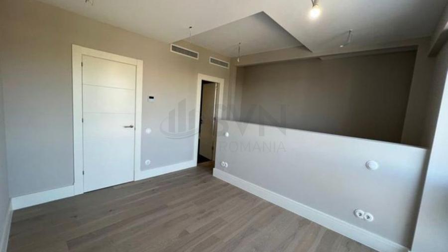 Apartament cu 4 camere semidecomandat, mobilat în Pipera